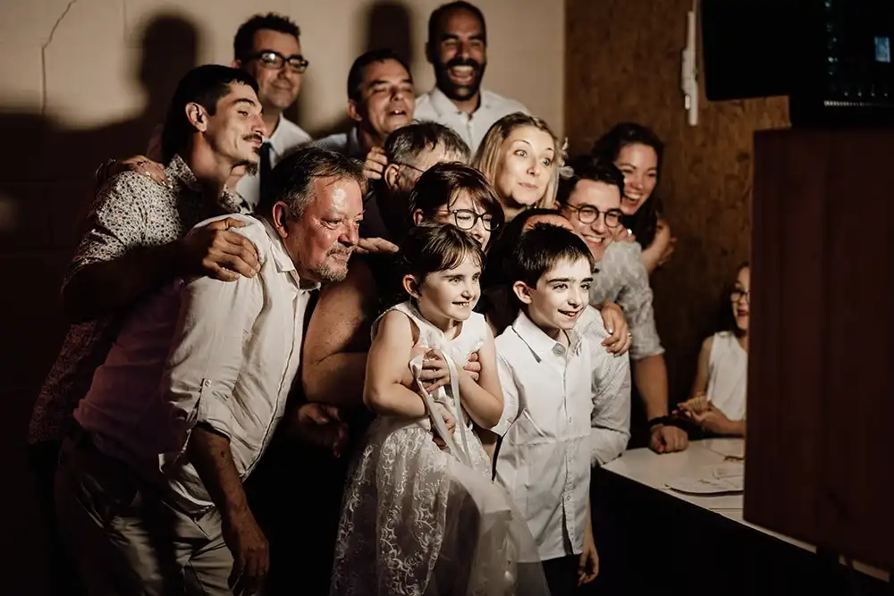borne selfie dans un mariage a reims avec des convives souriants