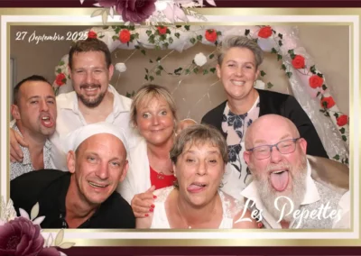 Photo invités avec borne photo à Reims pendant un mariage avec accessoires festifs