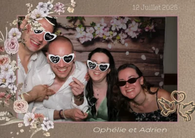 Photo de mariage avec borne photo à Reims pour Ophélie et Adrien avec accessoires cœur