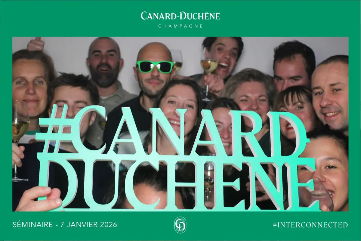 borne-selfie-seminaire-canard-duchene-champagne Photo de groupe avec borne selfie lors d un séminaire Canard Duchêne en Champagne