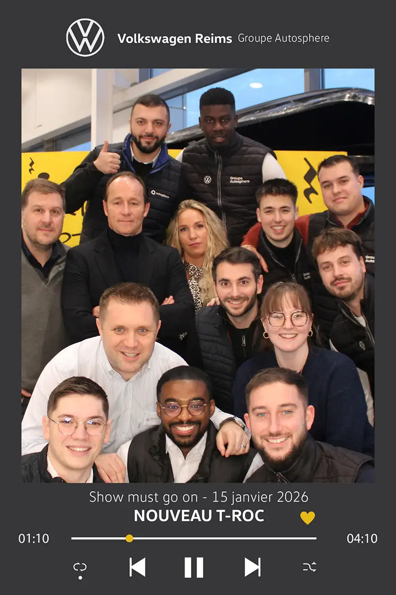 location-borne-selfie-reims-anniversaire mariage 1 Photo de groupe avec borne selfie à Reims lors du lancement Volkswagen T-Roc chez Volkswagen Reims