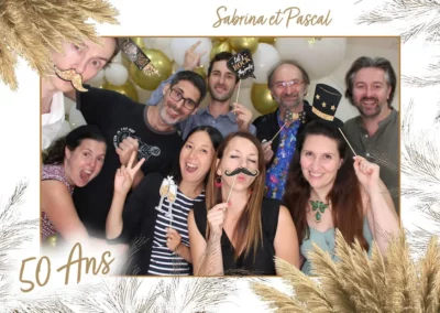 Animation photobooth Ă Reims pour un anniversaire 50 ans avec accessoires festifs