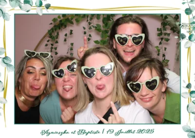 Photo de groupe avec photobooth dans la Marne lors du mariage Agnieszka et Baptiste