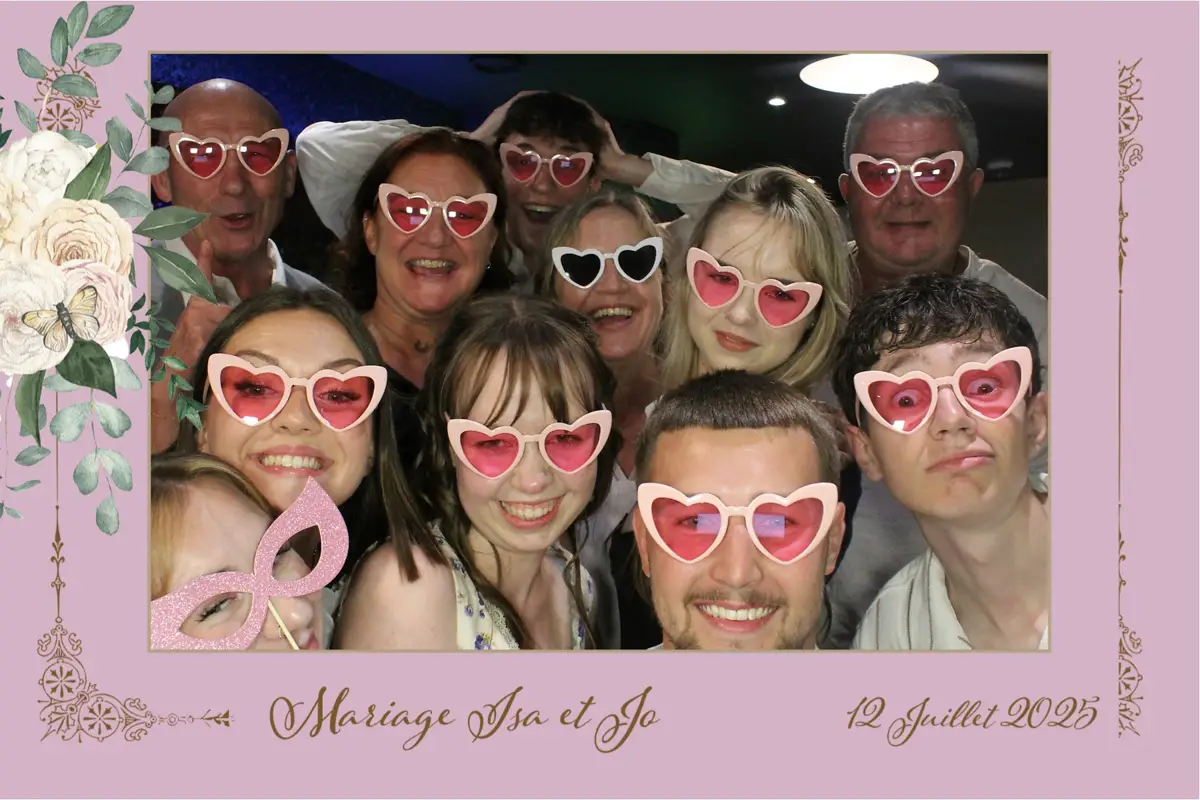 Animation photobooth mariage à Reims avec invités portant lunettes cœur lors du mariage Isa et Jo