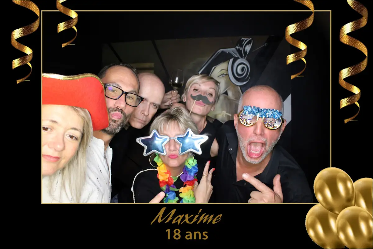 photobooth-reims-animation-evenement-prive Animation borne selfie à Reims pour un anniversaire 18 ans avec accessoires et décoration or